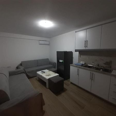 Lovely 1-Bedroom Apartment In Sarandë Esterno foto