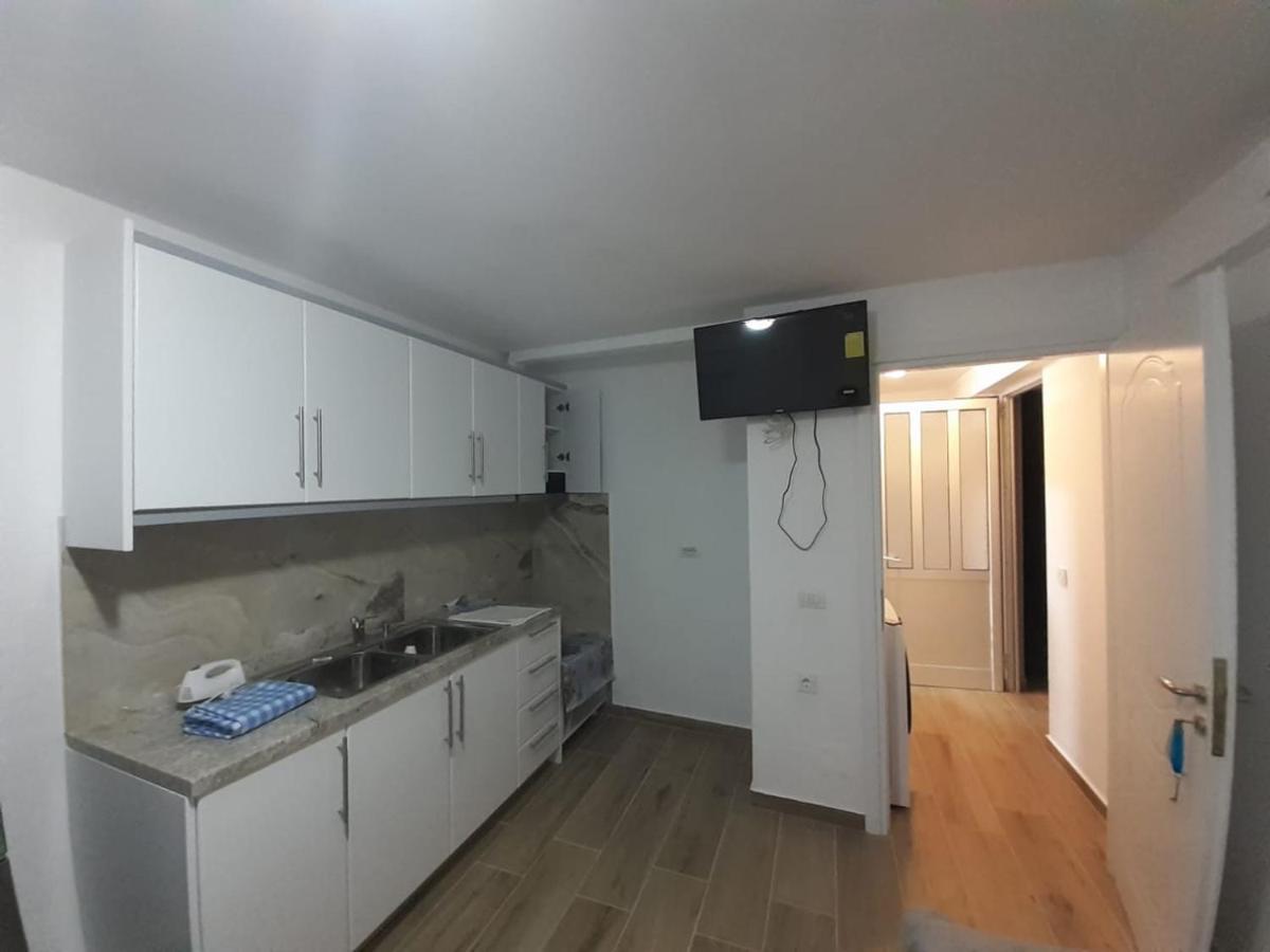 Lovely 1-Bedroom Apartment In Sarandë Esterno foto